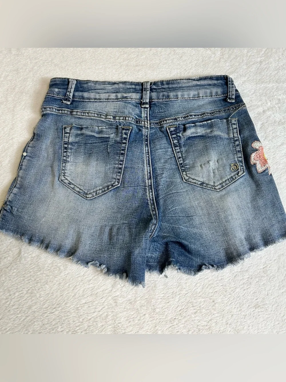Indigo Rein Women's Shorts Size 9 Blue Denim Embroidered Floral Raw Hem